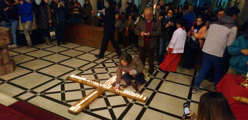 Fieles iluminaron la Cruz simbolizando sus dolores confiados al Señor